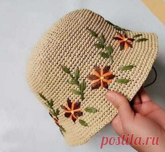 Вязаная шляпка с вышитыми цветами