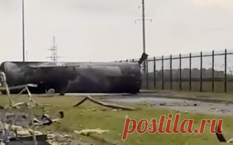 Отлетевшая после взрыва цистерна в Грозном повредила жилой дом. В Грозном цистерна с взорвавшейся автозаправки отлетела на несколько сотен метров и повредила угол жилого дома, кадры публикуют местные жители.