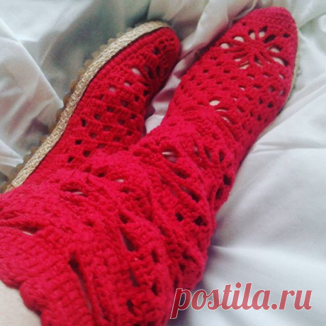 Очень красивые ажурные сапожки!!! Мысок тоже ажурный.Сапоги довольно высокие -42-44 см от основания пятки. Сразу уточню - спадать не будут, предусмотрена надёжная фиксация. 
Подошва надёжно прошита крепкой обувной нитью. Прошита не через край, а аккуратным швом изнутри (как и на всех моих сапожках!!!) - благодаря этому не произойдёт истирание и разрыв нитей по краю подошвы в процессе носки и трения. 
Рекомендации по уходу: деликатная стирка 39р.  #вязанаяобувь #вязаниекрюч...