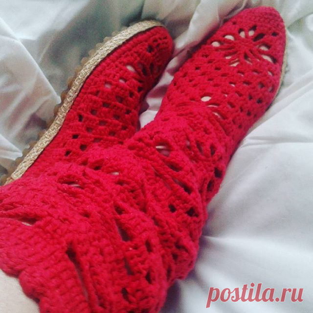 Очень красивые ажурные сапожки!!! Мысок тоже ажурный.Сапоги довольно высокие -42-44 см от основания пятки. Сразу уточню - спадать не будут, предусмотрена надёжная фиксация. 
Подошва надёжно прошита крепкой обувной нитью. Прошита не через край, а аккуратным швом изнутри (как и на всех моих сапожках!!!) - благодаря этому не произойдёт истирание и разрыв нитей по краю подошвы в процессе носки и трения. 
Рекомендации по уходу: деликатная стирка 39р.  #вязанаяобувь #вязаниекрюч...