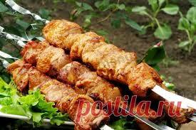 Шашлык из индейки в пряном маринаде ИНГРЕДИЕНТЫ 1 филе бедра индейки 1 греческий йогурт 2 см корня имбиря 2 зубчика чеснока 1 ч. ложка куркумы по ½ ч. ложки молотого кориандра и молотой зиры щепотка молотого острого перца соль, перец ПРИГОТОВЛЕНИЕ Благодаря маринаду из йогурта индейка остается сочной, а специи придают восточную нотку — обязательно попробуйте! Для маринада смешайте йогурт, специи, […]