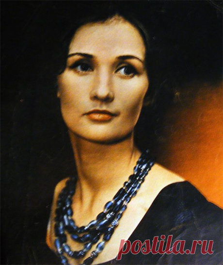 Зинаи́да Миха́йловна Кирие́нко (9 июля 1933, Махачкала) — советская и российская киноактриса. Народная артистка РСФСР (1977). Лауреат Государственной премии СССР (1979).