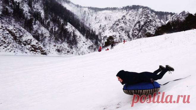 В Омске мальчика госпитализировали после катания на тюбинге. В Омске ребенок попал в больницу после катания на надувной ватрушке. Об этом сообщается на сайте УМВД России по Омской области. Школьник катался на взятом у незнакомого подростка тюбинге по склону виадука, соединяющего улицу Лизы Чайкиной ...