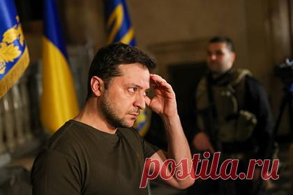 На украинском телеканале появился призыв «Зеленского» к капитуляции. Зрители телеканала «Украина 24» заметили в «бегущей строке» прямого эфира фейковый призыв президента страны Владимира Зеленского сложить оружие и капитулировать перед российской армией. Текст обращения, составленный от имени якобы главы государства, сообщал о готовности украинских властей принять «сложные решения».