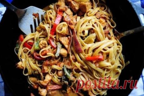 Острая паста с курицей 
Ингредиенты: 
-Куриные грудки — 2 шт. 
-Паста — 400 г 
-Сладкий болгарский перец — 2 шт. 
-Красная луковица среднего размера — 0,5 шт. 
-Чеснок — 2 зубчика 
-Небольшие помидоры — 4 шт. 
-Молоко — 1 ст. 
-Оливковое масло — для жарки 
-Черный перец — по вкусу 
-Красный перец — по вкусу 
-Соус терияки — по вкусу 
-Свежая зелень — для украшения 
Приготовление: 
1. Режем сладкий перец. Режем лук. Режем помидоры. Режем мелко-мелко чеснок. Куриное филе нарезаем кубиками, припр