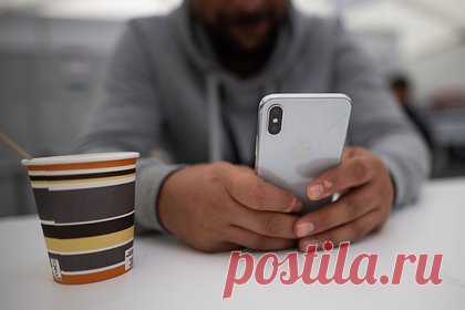 Россиянам назвали правила безопасной зарядки смартфонов. Батарея смартфонов работает на основе технологии литий-ионных аккумуляторов, которые, несмотря на эффективность, имеют ограниченное количество зарядов. Об этом «Газете.Ru» рассказал IT-эксперт Алексей Учакин. По его словам, «идеально заряжать устройство, когда уровень заряда составляет около 20-30 процентов».
