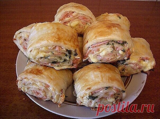 Рулетики из слоеного теста с колбасой и сыром

ИНГРЕДИЕНТЫ:
Слоеное тесто
Майонез
Колбаса
Твердый сыр
Зелень
Яйцо для смазывания

ПРИГОТОВЛЕНИЕ:
1.Слоеное тесто раскатать, смазать немного майонезом, натереть колбасу, сыр, посыпать зеленью.
2.Свернуть в рулет. Нарезать на кусочки, смазать яйцом и  выпекать в духовке 15 - 25 минут при 180 градусах.

Приятного аппетита!