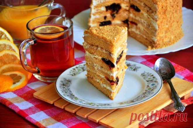 Медовик со сметанным кремом, черносливом и грецкими орехами — Вкусные рецепты