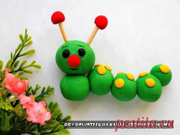 Поделки с детьми. Забавная гусеница из пластилина. 

Основы работы с пластилином дети постигают в самом раннем возрасте. Сначала они учатся просто отщипывать кусочек пластилина, потом могут его растереть на поверхности, что позволяет создавать аппликации.
