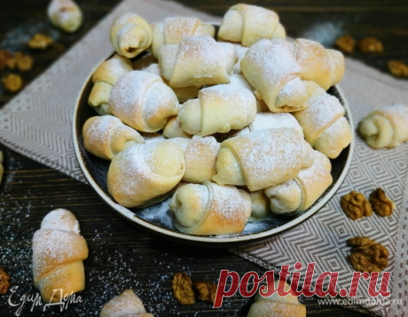 Мутаки на счастье. Ингредиенты: мука, сливочное масло, сметана Мутаки — это национальная азербайджанская выпечка. Их готовят на счастье к свадьбе, обручению, дню рожднения, дружеской встрече. Мутаки — сладкое соединение сметанно-масляного теста с начинкой из грецких орехов со специями. Сочная ореховая начинка делает выпечку нежной по вкусу, а специи придают аромат.