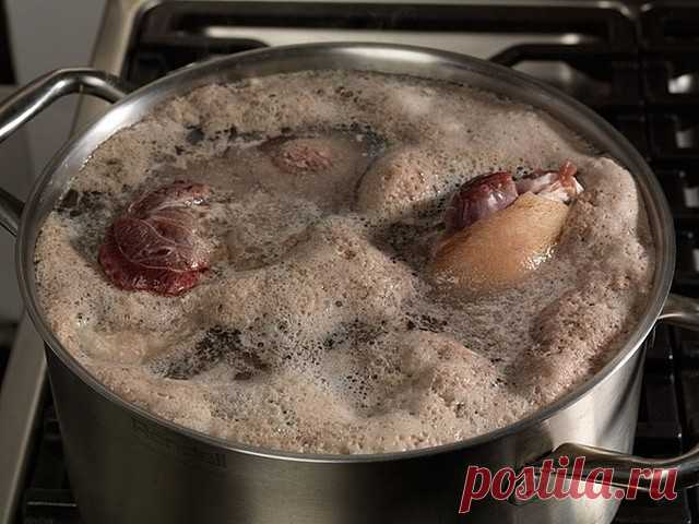Обычно мы заливаем мясо холодной водой и, дожидаясь закипания, тут же начинаем снимать пенку. Пенка на поверхности бульона есть ни что иное, как свернувшийся белок.  

При нагревании в холодной воде растворившиеся белки и минеральные соли переходят в воду, а при закладывании мяса в кипящую воду остаются преимущественно в самом мясе.   

Если вы варите мясо, не нуждаясь в наваристом бульоне, то кладите его в кипяток, для того, чтобы получить хороший бульон, начинайте варку ...