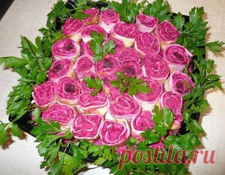 Эффектный  салат &quot;Миллион алых роз&quot;!
 

Ингредиенты:
- Селёдка - 1 штука;
- Огурец свежий - 2 штука;
- Морковь - 2 штуки;
- Картофель большой - 2 штуки;
- Свекла средняя - 2 штуки;
- Сырок плавленый - 1 штука;
- Твёрдый сыр - 50 грамм;
- Лаваш тонкий - 1 штука;
- Майонез;
- Чеснок - 1-2 зубчика;
- Соль по вкусу.
 