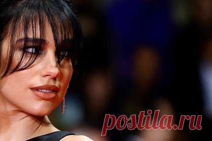 Дуа Липа снялась в бикини для рекламы. Британская певица, автор песен и модель Дуа Липа снялась в откровенном виде для рекламы. На размещенном снимке 27-летняя исполнительница предстала в блестящем купальнике лилового оттенка с золотистыми цепями, которые обвивали ее тело. Знаменитость позировала у капота машины с маленькой сумкой в руке в тон наряду.