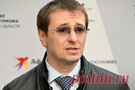 Сергей Безруков показал квартиру родителей на видео. Российский актер Сергей Безруков приехал навестить родителей и разместил видео из их квартиры в Москве в соцсетях. Кадры он дополнил лиричной музыкой. В квартире две комнаты и раздельный санузел. В «маленькой, как у всех, кухоньке» разместились деревянный гарнитур, в гостиной — стенка-сервант.