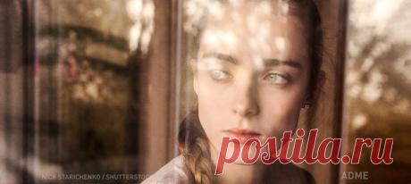 Я всегда твердил, что судьба — игра.
Что зачем нам рыба, раз есть икра.
Что готический стиль победит, как школа,
как способность торчать, избежав укола.
Я сижу у окна. За окном осина.
Я любил немногих. Однако — сильно.

Я считал, что лес — только часть полена.
Что зачем вся дева, раз есть колено.
Что, устав от поднятой веком пыли,
русский глаз отдохнет на эстонском шпиле.
Я сижу у окна. Я помыл посуду.
Я был счастлив здесь, и уже не буду.

Я писал, что в лампочке — ужас по...