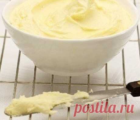 КРЕМ, КАК В КОНФЕТАХ «РАФАЭЛЛО» СВОИМИ РУКАМИ. ПРОСТО, БЫСТРО, НЕДОРОГО - Вкусные рецепты Я еще не встречал людей, которые бы не любили конфетки Рафаэлло, особенно за их крем Ингредиенты: Кокосовая стружка 70 грамм Сгущенное молоко 400 грамм Сливочное масло 200 грамм Белый шоколад 200 грамм Приготовление: 1. Сливочное масло и шоколад растопить и смешать. 2. Можно растапливать на медленном огне, постоянно помешивая, чтобы не пригорело. 3. Затем добавить сгущенку, всё хорошо …