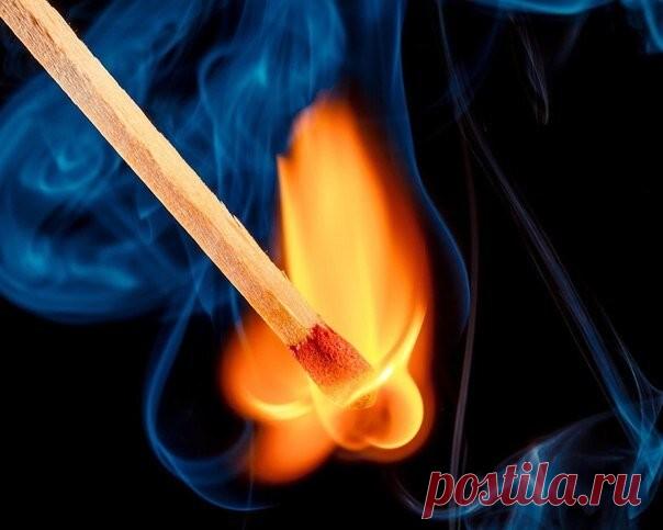 Заговор от 9 несчастий.

 Возьмите в руку зажженную церковную свечу, подойдите к порогу и повернитесь спиной к двери, лицом к дому (квартире).

На свечу наговорите следующие слова: