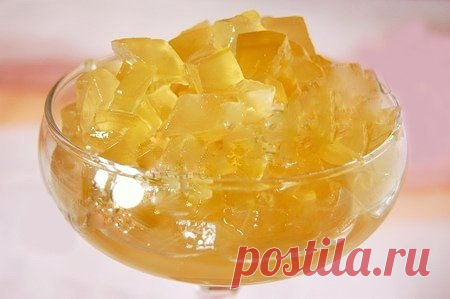 #Кулинария
 ЧУДО-ДЫНЯ НА ЗИМУ 
 
Эти прекрасные кусочки дыни впервые попробовала на Рождество у сестры. Вы даже не представляете как это было вкусно, кусочки прям таяли во рту. Тогда сестра закрыла всего лишь 3 баночки (порцию) для пробы. В этом году, естественно, было закрыто в разы больше такой чудесной дыни. Приготовление очень простое, но результат Вас приятно обрадует, особенно, если откроете такую баночку сладеньких дынь среди зимы. 
 
Дыни 2-2.5 кг 
Сахар 2 ст. 
Лимонной кислоты 1 ч.лож