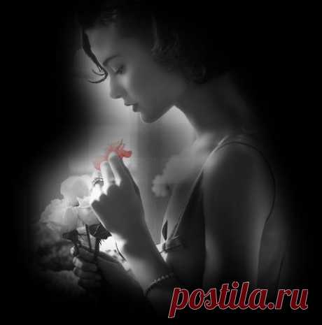 За окном — сумятица, заваруха снежная,
Воробьём нахохленным съёжилась душа…
Вскипячу-ка чайник я, травки буду смешивать,
Запахами летними — сладкими — дыша.

Пусть закружит голову от душицы с мятою…
Не стучись, метелица, зло в моё окно!
Хоть спешит-торопится жизнь клубок разматывать —
Но ещё счастливою быть мне суждено!

Будет лето с травами, с тропками заветными,
С блеском рос и шёпотом ветра: «Не скучай!»
Будут дни погожими, будут ночи светлыми —
Буду я счастливою… А пок...