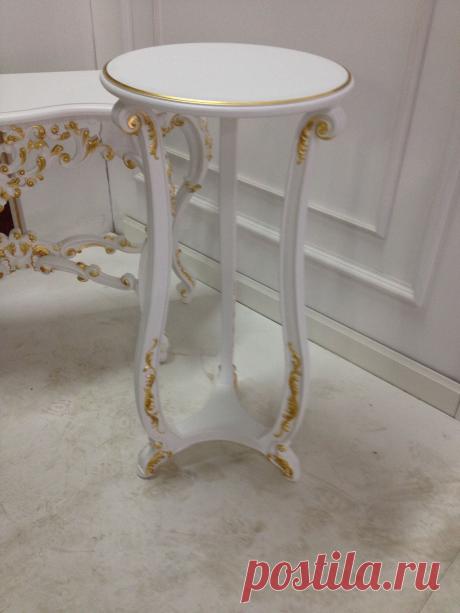 Резной столик.