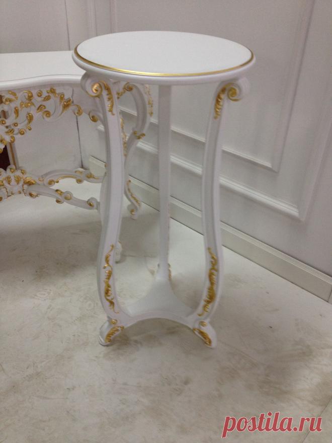 Резной столик.