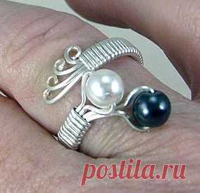 Кольцо из жемчуга и проволоки.