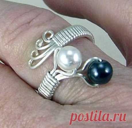 Кольцо из жемчуга и проволоки.