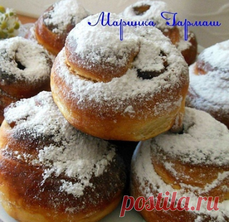 БУЛОЧКИ С ДЖЕМОМ (фирменный рецепт) автор Марина Гармаш 
На самом деле булочки можно готовить не только с джемом, варианты на ваш вкус и фантазию.
Для приготовления булочек:
1,5 ст молока (теплого) 5 ст.л сахара 2 ч.л сухих дрожжей 1 п.ванильного сахара 2 яйца
щепотка соли 4 ст.л сливочного масла(растопить в микроволновке) 2+1 ст.л растительного масла 5 ст муки(стакан объемом 200 мл,без горки)
Начинка: яблочный джем
Для смазывания: 1 яйцо
Пропитка: 3 ст.л чайной заварки 2 ...