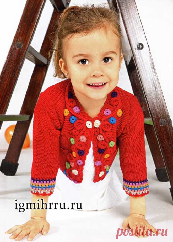 Красный жакет с карманами, украшенный цветочками, для девочки 1-1,5 лет. Вязание спицами и крючком