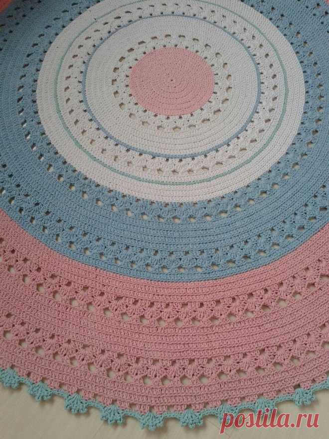 Tapete de croche para decoração de quartos infantis!  Pode ser feito nas cores de sua decoração!  Medida de 1,50 de diamentro  Outras medidas consultar valor  Tapete Baby Jaqueline