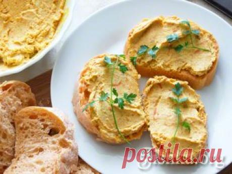 Яичный паштет Вкусный, необычный и очень простой завтрак за 10 минут. Ингредиенты: 4 шт. яйца отварные, 1 морковь средняя, 1 лук репчатый, растительное, петрушка или любая зелень