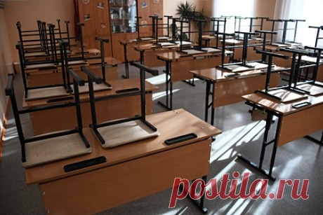 В российском регионе из-за ситуации с COVID-19 школьникам продлили каникулы. Осенние каникулы в школах Чувашии будут продлены до двух недель из-за сложной ситуации с COVID-19. Об этом сообщается на официальном сайте органов власти региона. По словам исполняющего обязанности министра образования республики Дмитрия Захарова, каникулы в школах продлятся с 25 октября по 7 ноября.