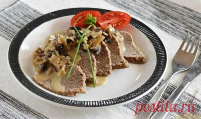 Говядина, запеченная в рукаве с грибным соусом.

сок половины лимона;
3 ложки горчицы;
мясо – 0.5 кг;
специи и травы;
сливки - 500г;
грибы – 0.25 кг;
30 миллилитров растительного масла;
2 ложки муки;
луковица.
Приготовление: 

1.Соединить масло с лимонным соком, горчицей, специями и этой смесью натереть мясо. Поместить его в рукав и печь в духовке полтора часа на 180 градусах.
2.На сковороде обжарить нарезанный лук, а затем и грибы, всыпать специи, держать на огне пять мин...