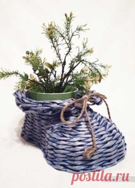 Плетенный из газетных трубочек башмачок