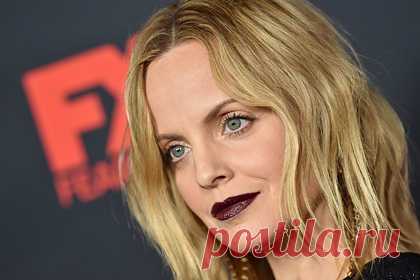 Звезда фильма «Красота по-американски» рассказала о пережитом в детстве насилии. Американская актриса Мена Сувари рассказала о пережитом в детстве сексуальном насилии. Звезда фильма «Красота по-американски» заявила, что в возрасте от 12 до 20 лет она неоднократно сталкивалась с насилием. В шестом классе ее изнасиловал друг ее старшего брата. На тот момент артистке было 12 лет.