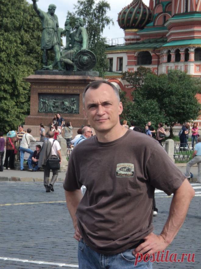 Брат - самый рьяный кошатник)))))))))), наверное в прошлой жизни он был котом))))