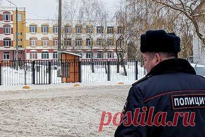 Охранницу брянской школы арестовали на два месяца. Сотрудница частного охранного предприятия (ЧОП), отвечавшего за охрану в гимназии в Брянске, арестована на два месяца. Женщине грозит до 10 лет лишения свободы в колонии по статье об оказании услуг, не отвечающих требованиям безопасности. Такой же срок грозит ее начальнику.