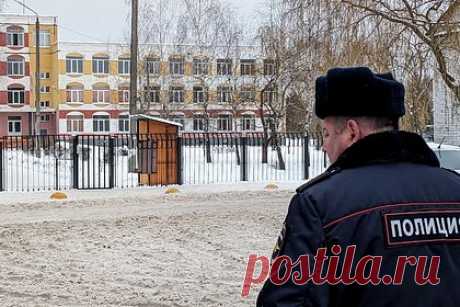 Охранницу брянской школы арестовали на два месяца. Сотрудница частного охранного предприятия (ЧОП), отвечавшего за охрану в гимназии в Брянске, арестована на два месяца. Женщине грозит до 10 лет лишения свободы в колонии по статье об оказании услуг, не отвечающих требованиям безопасности. Такой же срок грозит ее начальнику.