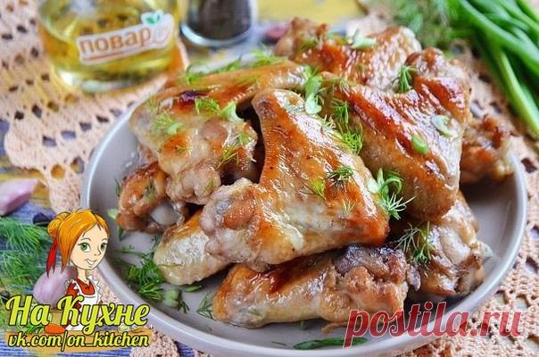 Куриные крылышки в медово-чесночном маринаде

Ингредиенты на 3-4 порции:

Крылышки — 1 кг
Мед натуральный — 2 ст. л.
Чеснок — 3-4 зубчика
Горчица — 1 ст. л.
Соевый соус — 3 ст. л.
Перец черный молотый — 0,5 ч. л.
Соль — по вкусу

Приготовление:

1. Куриные крылышки тщательно вымойте, удалите остатки перьев, обсушите бумажным полотенцем. Очистите чеснок.
2. Приготовьте маринад: соедините мед с соевым соусом, горчицей, перцем молотым, пропущенным через пресс чесноком, соль п...