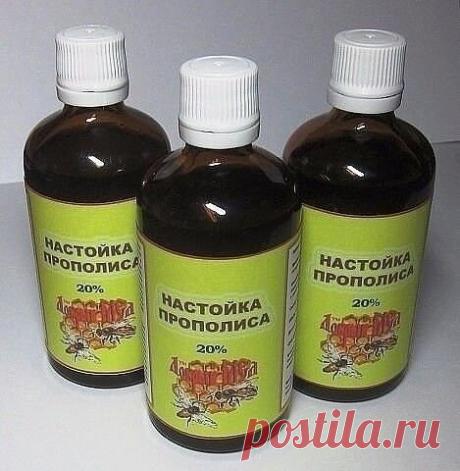 ЦЕЛЕБНАЯ НАСТОЙКА ПРОПОЛИСА!!!
20 капель настойки прополиса добавляют в полстакана горячего молока (если человек не очень хорошо переносит молоко, можно взять всего четверть стакана или даже одну ст. ложку). Сочетание прополиса и молока дает особый эффект: помимо лечения простудных и легочных заболеваний (для чего, собственно, я и рекомендую прополисную настойку) улучшаются общее самочувствие, сон, успокаивается психика.
10%-ную настойку прополиса лучше всего купить в апте...