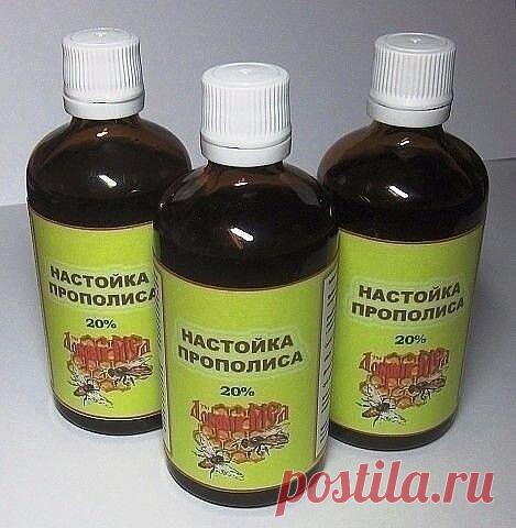 ЦЕЛЕБНАЯ НАСТОЙКА ПРОПОЛИСА!!!
20 капель настойки прополиса добавляют в полстакана горячего молока (если человек не очень хорошо переносит молоко, можно взять всего четверть стакана или даже одну ст. ложку). Сочетание прополиса и молока дает особый эффект: помимо лечения простудных и легочных заболеваний (для чего, собственно, я и рекомендую прополисную настойку) улучшаются общее самочувствие, сон, успокаивается психика.
10%-ную настойку прополиса лучше всего купить в апте...