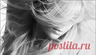 Марина Цветаева

Ты меня никогда не прогонишь:
Не отталкивают весну!
Ты меня и перстом не тронешь:
Слишком нежно пою ко сну!

Ты меня никогда не ославишь:
Мое имя — вода для уст!
Ты меня никогда не оставишь:
Дверь открыта, и дом твой — пуст!

Июль 1919