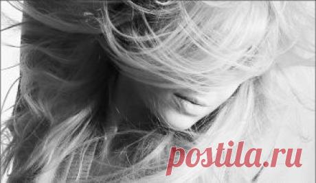 Марина Цветаева

Ты меня никогда не прогонишь:
Не отталкивают весну!
Ты меня и перстом не тронешь:
Слишком нежно пою ко сну!

Ты меня никогда не ославишь:
Мое имя — вода для уст!
Ты меня никогда не оставишь:
Дверь открыта, и дом твой — пуст!

Июль 1919