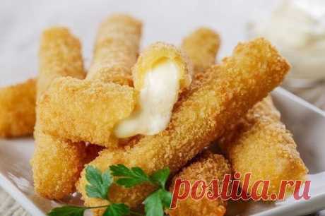 Хрустящие сырные палочки 🧀 
 
Ингредиенты: 
 
Твердый сыр — 150 г 
Мука — 180 г 
Молоко — 100 мл 
Сливочное масло — 100 г 
Соль — ½ ч. л. 
Разрыхлитель — ½ ч. л. 
Кунжут (для посыпки) — по вкусу 
Острый перец (по желанию) — по вкусу 
 
Приготовление: 
 
1. Перемешиваем натертый на мелкой терке сыр с размягченным сливочным маслом, солью и перцем. Добавляем к сырной массе молоко и смешанную с разрыхлителем муку. Замешиваем эластичное тесто. 
2. Раскатываем тесто в пласт при...