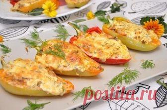 Курица в перце

Ингредиенты:

Болгарский перец (крупный) – 4-5 шт.
Копченый окорочок – 1 шт.
Грибы – 300 г
Помидоры – 2 шт.
Морковь – 1 шт.
Лук – 2 шт.
Сыр твердый – 100-150 г
Зелень укропа, специи, соль, перец по вкусу
Растительное масло для смазывания

Приготовление:

1. Перцы разрезаем пополам так, чтобы на каждой половинке осталась часть хвостика, и очищаем от семян и перепонок. 
2. Лук, грибы и окорочок нарезаем мелким кубиком.Помидоры опускаем в кипящую воду на минут...