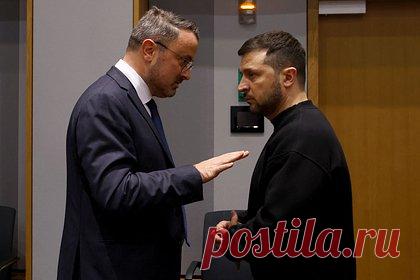 Премьер Люксембурга заставил Зеленского замолчать неприличным жестом. Премьер-министр Люксембурга Ксавье Беттель в ходе диалога с президентом Украины Владимиром Зеленским использовал неприличный жест, чтобы заставить того замолчать. Инцидент произошел на полях саммита Европейского политического сообщества. В ответ на действия Беттеля украинский лидер улыбнулся и обернулся на журналистов.