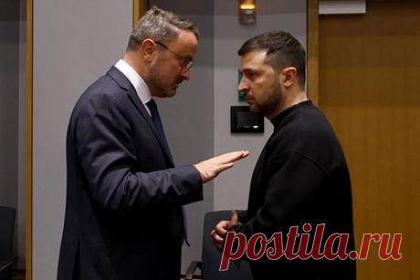 Премьер Люксембурга заставил Зеленского замолчать неприличным жестом. Премьер-министр Люксембурга Ксавье Беттель в ходе диалога с президентом Украины Владимиром Зеленским использовал неприличный жест, чтобы заставить того замолчать. Инцидент произошел на полях саммита Европейского политического сообщества. В ответ на действия Беттеля украинский лидер улыбнулся и обернулся на журналистов.