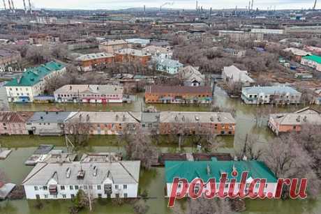 Раскрыто число затопленных домов в Оренбургской области. По состоянию на утро вторника, 9 апреля, в Оренбургской области затопило 10,3 тысячи жилых домов и 12,8 тысячи приусадебных участков. Об этом сообщили в пресс-службе правительства региона. По данным властей, с затопленных территорий эвакуировали почти 6,4 тысячи человек, в том числе 1,7 тысячи детей.