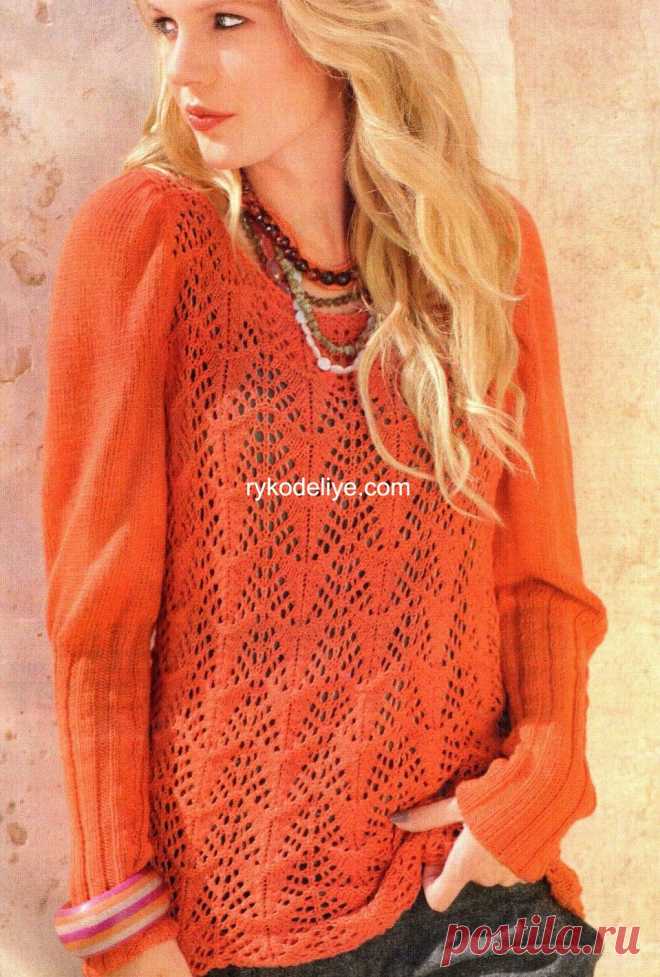 Пуловер ажурным узором.