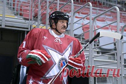 Лукашенко получил травму во время колки дров. Президент Белоруссии Александр Лукашенко пропустит матч своей хоккейной команды в республиканской лиге 20 января. Во время рабочей поездки на белорусско-китайское предприятие «Белджи» глава государства признался, что получил травму во время колки дров — ему на ногу упала тяжелая колодка.